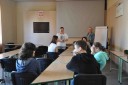 sala konferencyjna. przy stolikach uczestnicy spotkania ze specjalnego ośrodka szkolno-wychowawczego w Bochni wraz z prowadzącymi spotkanie pracownikami powiatowego urzędu pracy w bochni